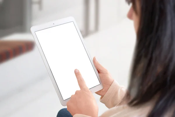 Kadın Kullanım Beyaz Tablet Ile Izole Ekran Formu Mockup App — Stok fotoğraf