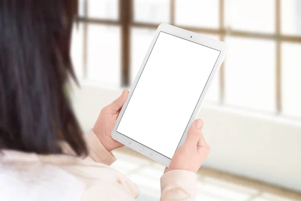 Beyaz Kadın Mockup Için Izole Ekranlı Tablet Dikey Konum Omzunun — Stok fotoğraf