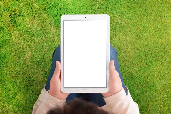 Tablet Mockup Yeşil Çayır Arka Plan Ile Kadın Beyaz Tablet — Stok fotoğraf