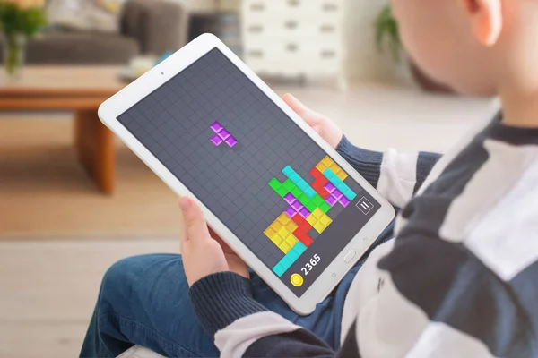 Çocuk Onun Tablet Üzerinde Tetris Oyunu Oyna Eğlence Için Çocuk — Stok fotoğraf