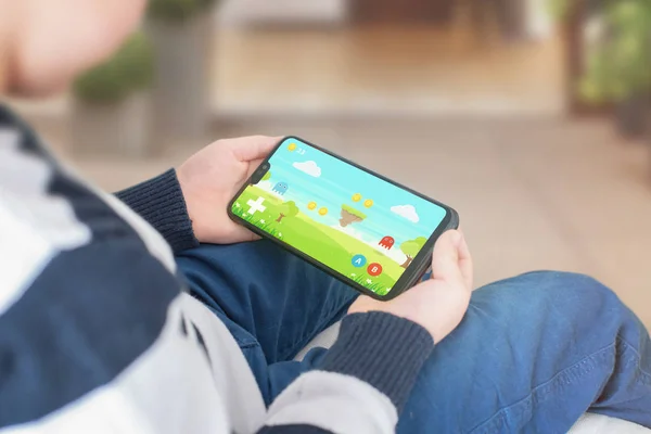 Çocuk Smartphone Platform Oyunu Oynamak Arka Planda Omzunun Üzerinden Görüntülemek — Stok fotoğraf