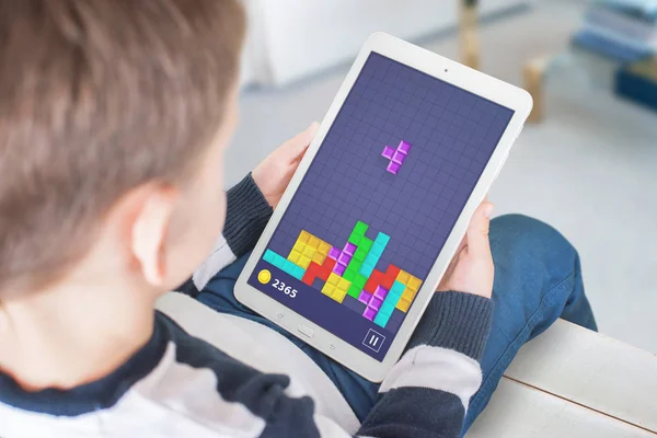 Klasik Tetris Oyunu Çocuk Elinde Tablet — Stok fotoğraf