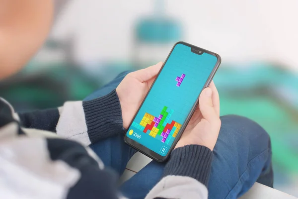 Çocuk Cep Telefonundan Popüler Tetris Oyunu Oyna Omuz Üzerinde Yakından — Stok fotoğraf