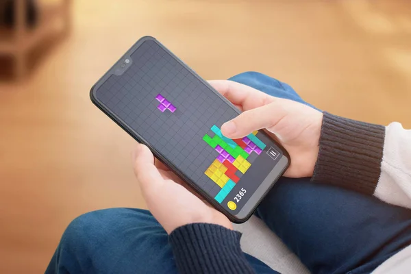Modern akıllı telefon popüler tetris oyun. Teknoloji geliştirme çocuk zeka kavramı.