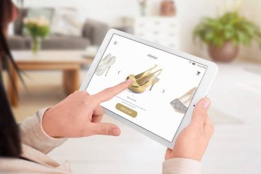 Kız ekleyin ayakkabı alışveriş sepetine çevrimiçi uygulama online mağaza kavramı ile.