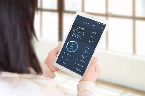 Donna Utilizzare Smart Home Control App Impostare Temperatura Illuminazione Soggiorno — Foto Stock