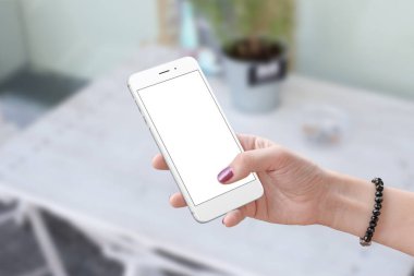 Beyaz telefon ve izole dokunmatik ekran tutan kadın. Tehnology kavramı uygulaması veya web sitesi tasarım sunum için.