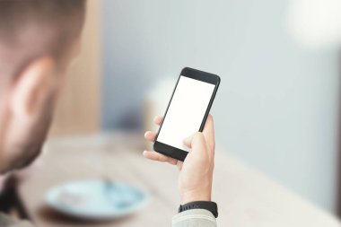 Adam elinde modern akıllı telefon mockup görüntüsü. Kullanıcı arayüzü tasarım promosyon.
