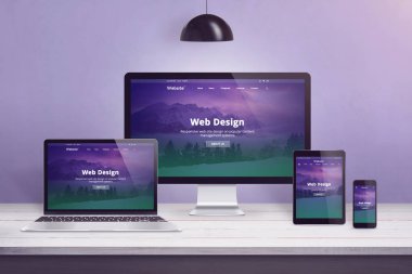 Düz web site tasarım birden fazla cihaz üzerinde. Dizüstü bilgisayar, bilgisayar ekranı, akıllı telefon ve tablet ile çalışma masası. Bacground mor duvar.