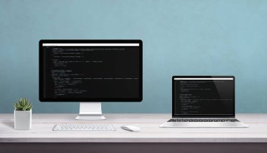 Ekran üzerinde programlama editörü ile çalışma masasında masaüstü bilgisayar ve dizüstü. Programlama stüdyosu konsepti.