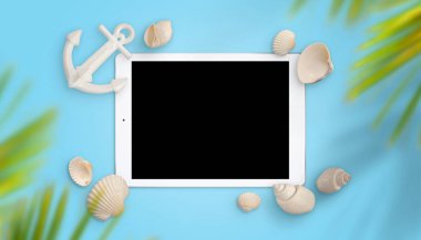 Tablet mockup kabuk ve tekne çapa ile çevrilidir. Palmiye ağacı yukarıda. Mavi arka plan. Yaz seyahat uygulaması promosyon kavramı.