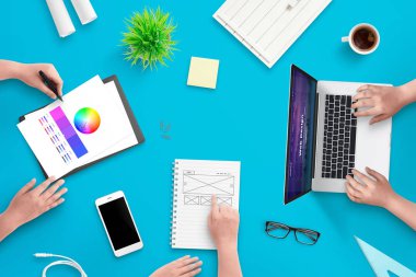 Geliştirme ekibi kullanıcı arabirimi web projesi üzerinde çalışır. Çalışma alanı kavramı. En iyi görüntü sahnesi.