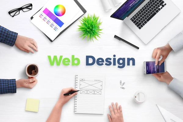 Testo Web Design Scrivania Circondato Team Sviluppo Web Dispositivi Progetti — Foto Stock