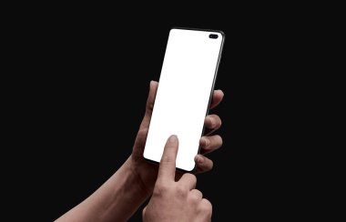 Modern akıllı telefondan izole edilmiş, kameralı bir ekrana dokunan bir kadın. Uygulama tanıtımı için düşük ışık sahnesi.