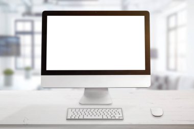 Bilgisayar ekranı, klavye ve fare içeren ofis masalarını temizleyin. Mockup için izole ekran. Arka planda Office.