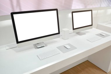Ofis masasında maket için izole ekranlı iki bilgisayar.