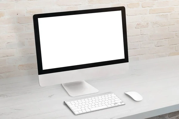 ホワイトデスクにコンピュータディスプレイ キーボードとマウスの横 背景に近代的なオフィスレンガの壁 モックアップ アプリ またはウェブサイトのプレゼンテーションのための分離された画面 — ストック写真