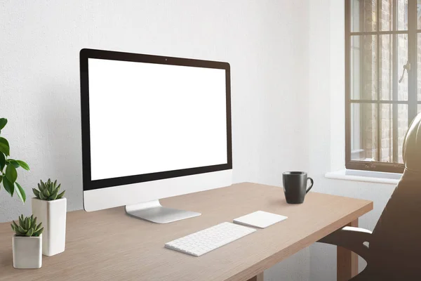 工作台上有电脑显示屏 有独立的显示屏进行模拟 旁边的植物和咖啡 — 图库照片