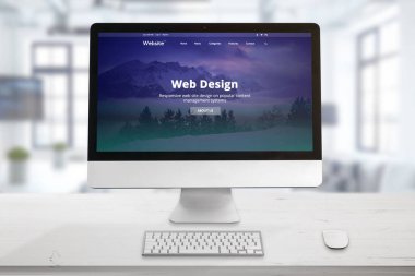 Bilgisayar ekranında duyarlı web sitesi sunumu. Klavye ve fare ile ofis masası. Web sitesi düz tasarım.