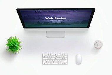 Web tasarım stüdyosu masası ile monitör ve Web sitesi sunumu. Metin için ortadaki alanı kopyalayın. Düz yatma.