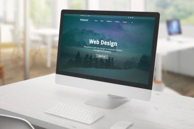 Web tasarım stüdyosu sunumu ile stüdyo monitör. Klavye ve fare ile beyaz masa. Arka planda ofis.