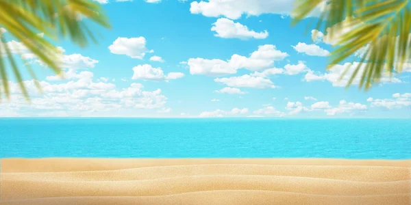 Sommerstrand Mit Palmblättern Sand Meer Und Blauer Himmel Mit Wolken — Stockfoto