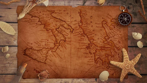 Kousek Staré Mořské Mapy Dřevěném Stole Obklopeném Mořskými Věcmi Kompas — Stock fotografie