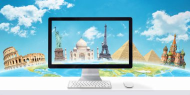 Bilgisayar ekranlı masa ve arka planda ünlü dünya turistik yerler. Arama ve internet ve bilgisayar üzerinden seyahat planlama kavramı.