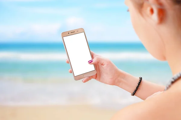 Wizualizację Telefonu Dziewczyna Używać Inteligentnego Telefonu Plaży Urlop Letni Piasek — Zdjęcie stockowe