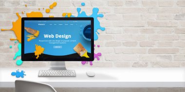 Modern web sitesi teme ve bilgisayar ekranında web tasarım metni ile Web tasarım stüdyosu kavramı renk damlaları ile çevrili. Metin için tuğla duvar yanında boş alan.