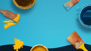 Mavi masa üzerinde fırçalar ve renk kutuları ile boyama kavram kompozisyonu. Metin için ortadaki alanı kopyalama.