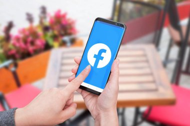 Saraybosna, Bosna-Hersek - 14 Temmuz 2019: Yeni Facebook sosyal ağ logosu olan akıllı telefonu tutan kadın. 