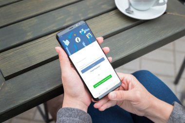 Saraybosna, Bosna-Hersek - 14 Temmuz 2019: Kadın Facebook sosyal ağ hesabında oturum açmak için Samsung Galaxy akıllı telefon kullanın. Güvenlik ve gizlilik koruması kavramı.