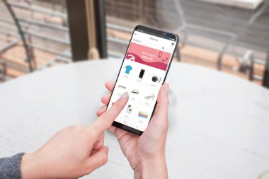 Kadınlar giysi, teknoloji, cep telefonu ile mobilya satın almak için online mağaza uygulaması kullanın. Yakın çekim konsepti.