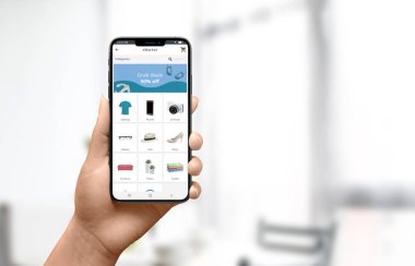 Evde online alışveriş konsepti. Kadın telefon tutan ve fin ürünleri için modern online mağaza web sitesi kullanın.
