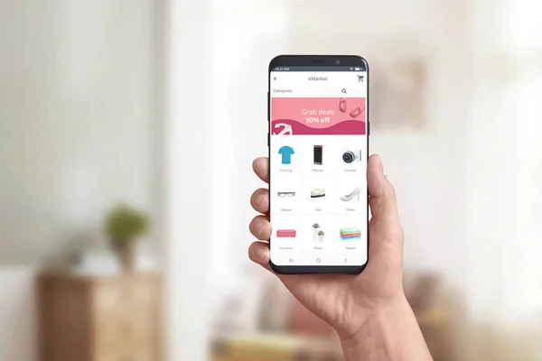 現代のスマートフォン上のオンラインストアアプリを示す手 オンラインショッピングとグラブ取引 割引マーケティングの概念 製品カテゴリとショッピングカート — ストック写真
