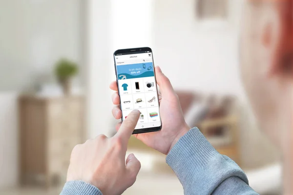 Guy Vásárlás Otthonról Okostelefonnal Fogalma Online Áruház App Vagy Honlap — Stock Fotó