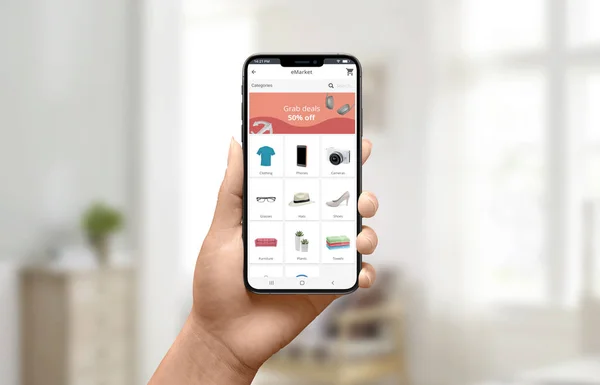 Διαφήμιση Έκπτωσης Για Την Έννοια Της Εφαρμογής Καταστήματος Γυναίκα Κρατώντας — Φωτογραφία Αρχείου