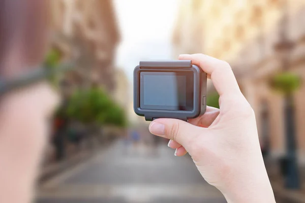 インフルエンサーは 街の街のコンセプトでアクションカメラでビデオを作ります — ストック写真
