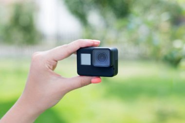 Aksiyon kamerası konsepti ile selfie yapma. Kamera kadın elinde. Close. 