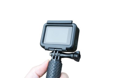 Kayak konseptinde el deki aksiyon kamerası. Yakından kapatın. Mockup için boş ekran. Arka planda kar.