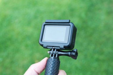 Eylem kamerası yakın çekim sopa. Mockup için boş ekran.