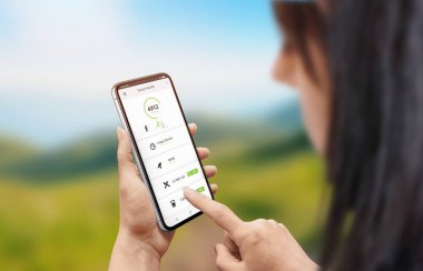 Cep telefonundaki akıllı sağlık uygulaması kadın elinde. Kız adımları, kalori, kalp hızı izleme için akıllı telefon kullanın.