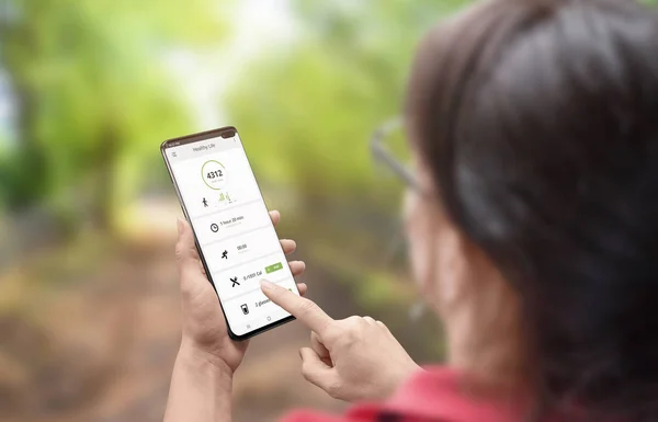 Donna Utilizzare App Misurare Passi Quotidiani Camminare Concetto Natura — Foto Stock