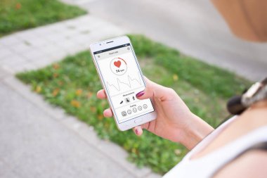 Kız kalp hızı ve Spo2 ölçmek için cep telefonu uygulaması ve sensörü kullanın.