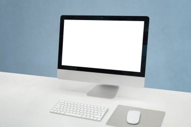 Bilgisayar görüntüleme modeli. Bilgisayar ekranı, fare ve klavyesi olan temiz bir ofis masası. Model ve tasarım sunumu için izolasyon ekranı.