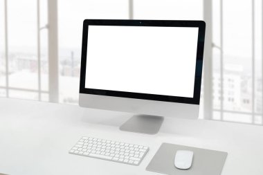 Model, tasarım veya ürün sunumu için izole edilmiş ekranlı ofis masasında bilgisayar görüntüsü.