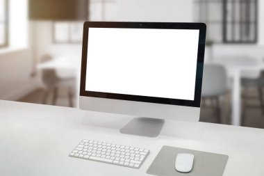 Ofis masasında bilgisayar görüntüsü. Uygulama veya web sitesi sunumu için izole ekran. Ofis içi arka plan.