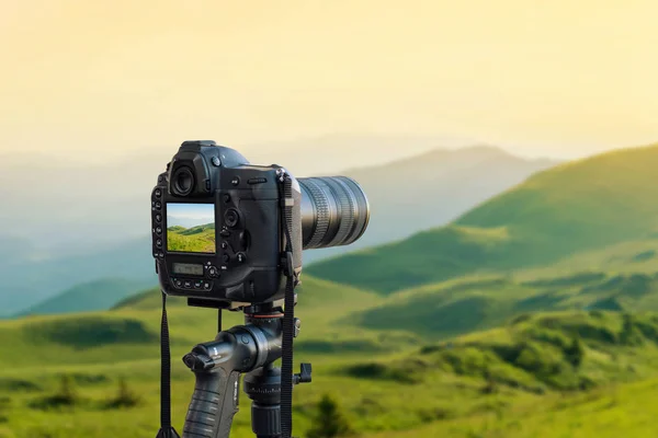三脚の上の近代的なカメラの風景 — ストック写真