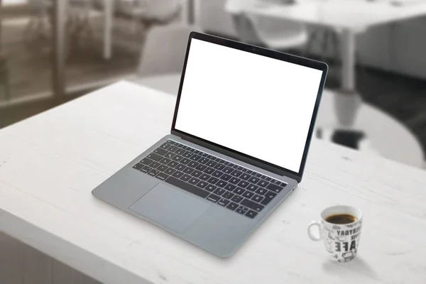 Laptop Attrappe Auf Schreibtisch Mit Tasse Kaffee Daneben — Stockfoto